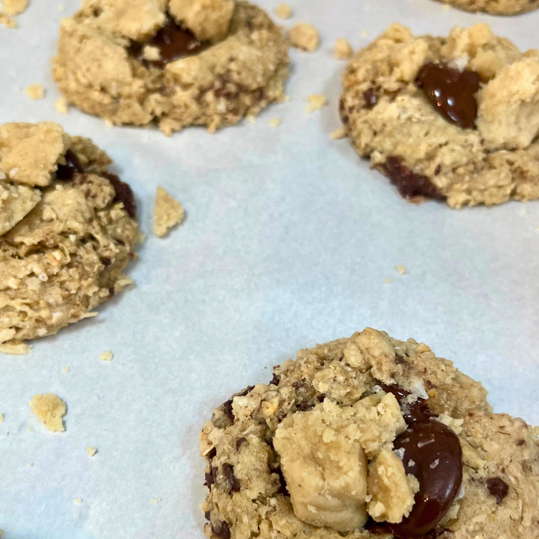 Gluten-free vegan tahini cookie with dark chocolate chunks, six per box